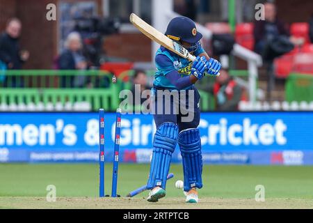 Leicester, Regno Unito. 14 settembre 2023. L'Anushka Sanjeewani dello Sri Lanka è guidata dall'inglese Lauren Filer durante il terzo incontro della Metro Bank ODI Series tra England Women e Sri Lanka Women all'Uptonsteel County Ground, Grace Road, Leicester, Inghilterra il 14 settembre 2023. Foto di Stuart Leggett. Solo per uso editoriale, licenza necessaria per uso commerciale. Nessun utilizzo in scommesse, giochi o pubblicazioni di un singolo club/campionato/giocatore. Credito: UK Sports Pics Ltd/Alamy Live News Foto Stock