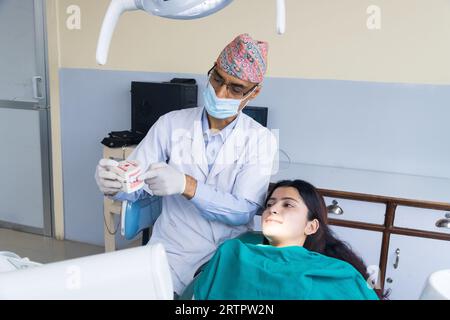 Kathmandu, Nepal - 02 settembre 2023: Un dentista nepalese che cura il suo paziente in un ospedale odontoiatrico Foto Stock