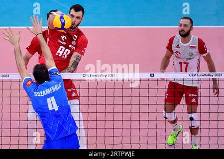 Roma, Italia. 14 settembre 2023. Norbert Huber della Polonia e Jan Kozamernik della Slovenia durante la semifinale CEV EuroVolley Men 2023 tra Polonia e Slovenia al Palazzetto dello Sport di Roma, 14 settembre 2023. Crediti: Insidefoto di andrea staccioli/Alamy Live News Foto Stock