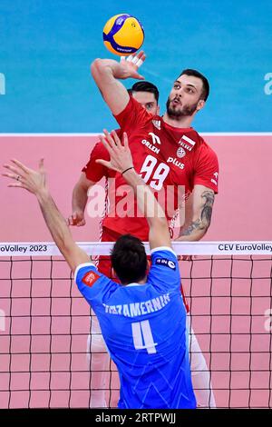 Roma, Italia. 14 settembre 2023. Norbert Huber della Polonia e Jan Kozamernik della Slovenia durante la semifinale CEV EuroVolley Men 2023 tra Polonia e Slovenia al Palazzetto dello Sport di Roma, 14 settembre 2023. Crediti: Insidefoto di andrea staccioli/Alamy Live News Foto Stock