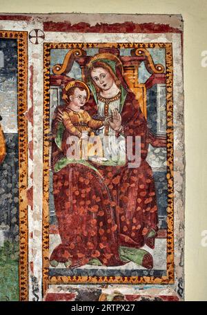 Madonna col bambino in trono - affresco - 1516 - Clusone (BG), chiesa di S.Anna Foto Stock