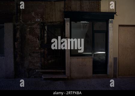 Facciata con finestre e porte in un vicolo coperto in una città italiana Foto Stock