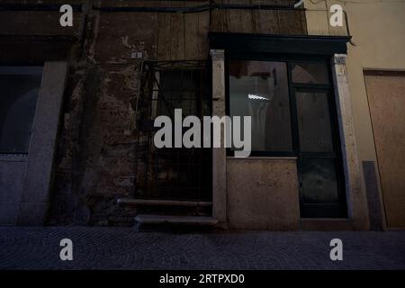 Facciata con finestre e porte in un vicolo coperto in una città italiana Foto Stock