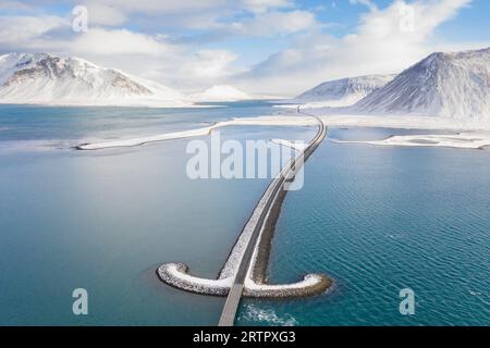 Vista aerea sul ponte Sword in inverno, ponte stradale su Kolgrafafjörður nel nord della penisola di Snæfellsnes, Islanda occidentale Foto Stock