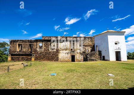 Rovine del castello di Garcia D'Avila, nella regione di Praia do Forte nel comune di Mata de Sao Joao, Bahia, Brasile. La Casa Torre di Garcia d'A. Foto Stock