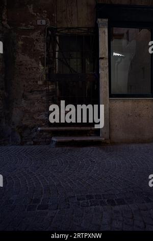 Facciata con finestre e porte in un vicolo coperto in una città italiana Foto Stock