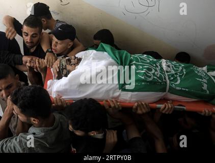 Gaza, Palestina. 14 settembre 2023. (NOTA DELL'EDITORE: L'immagine raffigura la morte)i pianti palestinesi portano il corpo di un giovane Baraa al-Zard durante la sua cerimonia funebre. Il Ministero della salute palestinese ha detto che almeno 5 persone sono state martirizzate e un certo numero di altre sono state ferite a seguito dell'esplosione che si è verificata vicino alla recinzione di separazione lungo il confine con Israele, a est della città di Gaza. Credito: SOPA Images Limited/Alamy Live News Foto Stock