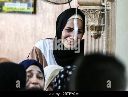 Gaza, Palestina. 14 settembre 2023. Una donna palestinese piange durante il funerale del giovane, Baraa al-Zard. Il Ministero della salute palestinese ha detto che almeno 5 persone sono state martirizzate e un certo numero di altre sono state ferite a seguito dell'esplosione che si è verificata vicino alla recinzione di separazione lungo il confine con Israele, a est della città di Gaza. Credito: SOPA Images Limited/Alamy Live News Foto Stock