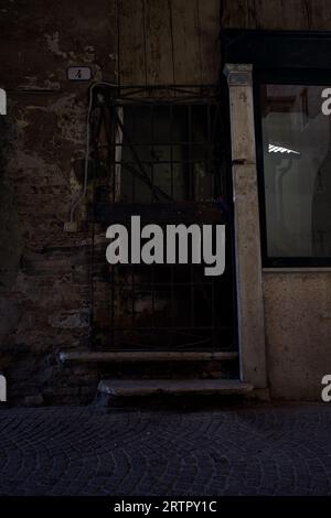 Facciata con finestre e porte in un vicolo coperto in una città italiana Foto Stock