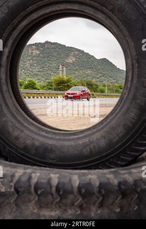 L'auto rossa che passa sulle autostrade nazionali al mattino da un'immagine percettiva unica viene scattata ad ajmer rajasthan india il 19 agosto 2023. Foto Stock