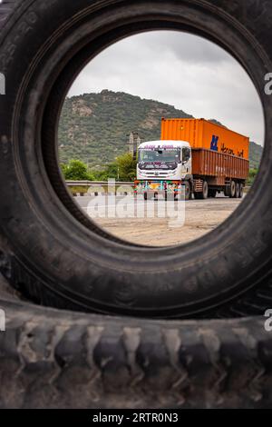 Il 19 agosto 2023, presso ajmer rajasthan india, viene scattato un camion che passa sulle autostrade nazionali di mattina da un'immagine percettiva unica. Foto Stock