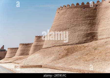 Antiche mura della città medievale di Khiva, Uzbekistan Foto Stock