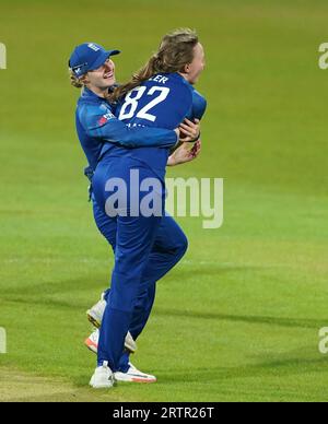 L'inglese Lauren Filer (a destra) celebra la lotta di Achini Kulasuriya dello Sri Lanka durante il terzo match femminile Metro Bank One Day International al Uptonsteel County Ground di Leicester. Data foto: Giovedì 14 settembre 2023. Foto Stock