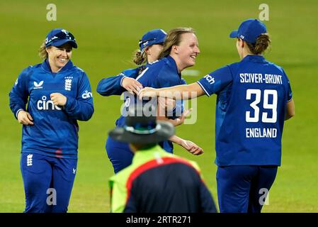 L'inglese Lauren Filer (al centro) celebra la lotta di Achini Kulasuriya dello Sri Lanka durante la terza partita femminile Metro Bank One Day International presso l'Uptonsteel County Ground di Leicester. Data foto: Giovedì 14 settembre 2023. Foto Stock