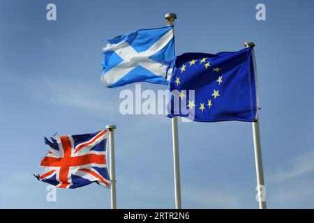 UNION JACK SCOTLAND E EUROPEAN UNION FLAG ON FLAGPOLE WITH BLUE SKY RE BREXIT THE UNION FLAGS PATRIOT PATRIOTIC UK Foto Stock