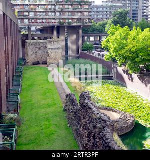 La vista sulla piazza del muro romano di Londra rimane il tredicesimo secolo Bastione 12, il fossato e gli appartamenti della tenuta Barbican che ospitano appartamenti nella City of London UK KATHY DEWITT Foto Stock