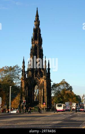 Edimburgo, Scozia - 02 novembre 2006: Il Monumento Scott è un monumento gotico vittoriano dedicato all'autore scozzese Sir Walter Scott. È il monum più grande Foto Stock