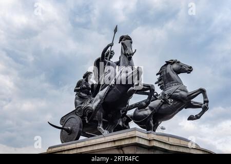 Boadicea e sue figlie è un gruppo scultoreo in bronzo a Londra che rappresenta Boudica, regina della tribù celtica degli Iceni, che guidò una rivolta in Roma Foto Stock