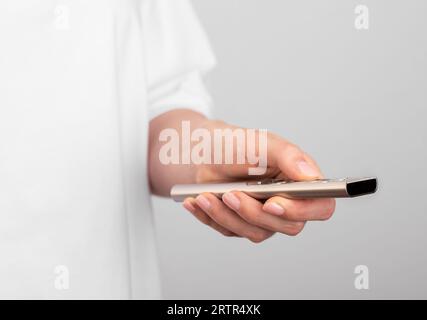 Tenere la mano e utilizzare il telecomando, primo piano Foto Stock