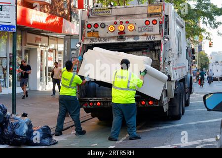 Camion della spazzatura, New York City, Stati Uniti d'America Foto stock -  Alamy