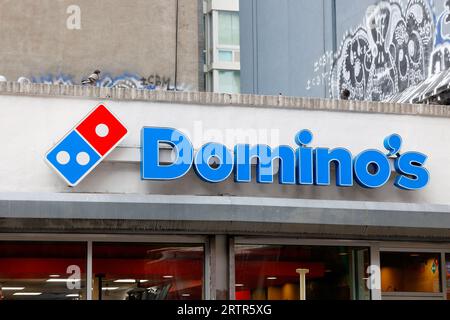 Cartellonistica per Domino's Pizza in una sede in franchising a New York City. Foto Stock