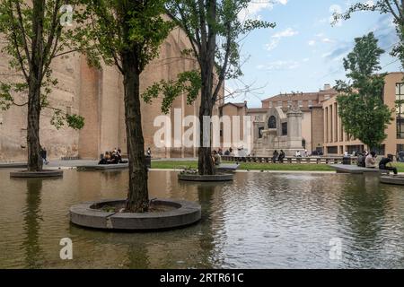 Fontana all'interno dell'antico complesso del Palazzo della Pilotta (1583-1611) con sullo sfondo il monumento a Giuseppe Verdi (1920) in primavera, Parma Foto Stock