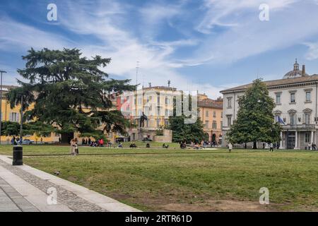 Piazzale della Pace, area verde pubblica ricavata dall'ampio spazio vuoto causato da un raid aereo del 1944 durante la seconda guerra mondiale, Parma, Emilia-Romagna Foto Stock