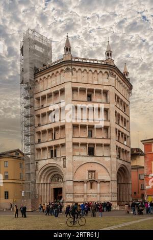 Il Battistero ottagonale della Cattedrale di Parma (1196-1270), tra i monumenti medievali più importanti d'Europa, Parma, Emilia-Romagna, Italia Foto Stock