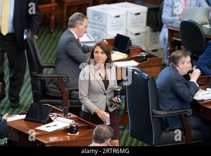 Austin Texas USA, 14 settembre 2023: La senatrice ANGELA PAXTON, moglie dell'imputato generale del Texas Ken Paxton (non mostrata), entra nella camera del Senato l'ottavo giorno del processo di impeachment del marito al Senato del Texas. Crediti: Bob Daemmrich/Alamy Live News Foto Stock