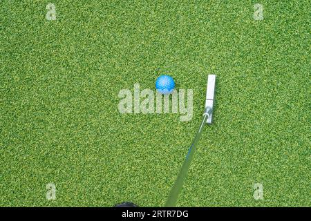 Putter da minigolf con palla blu Foto Stock