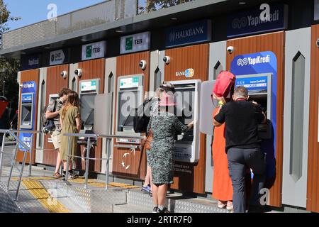 Persone che effettuano prelievi di contanti dai bancomat di Istanbul, in Turchia Foto Stock