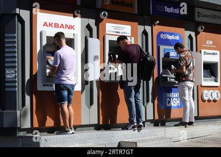 Persone che effettuano prelievi di contanti dai bancomat di Istanbul, in Turchia Foto Stock