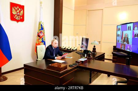 Novo-Ogaryovo, Russia. 14 settembre 2023. Il presidente russo Vladimir Putin presiede un incontro con il Consiglio di sicurezza attraverso una videoconferenza dalla residenza statale di Novo-Ogaryovo, il 14 settembre 2023, nell'Oblast' di Mosca, in Russia. Crediti: Mikhail Metzel/Cremlino Pool/Alamy Live News Foto Stock