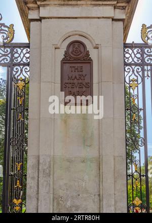 Cancelli d'ingresso al Mary Stevens Park a Stourbridge, Worcestershire, Regno Unito. Foto Stock