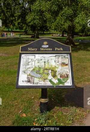 Bacheche informative per i visitatori di Mary Stevens Park, Stourbridge, Regno Unito. Foto Stock