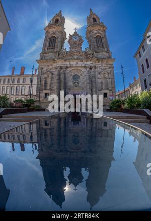 Luneville, Francia - 09 02 2023: Vista della facciata della chiesa di Saint-Jacques che riflette sulle fontane Foto Stock