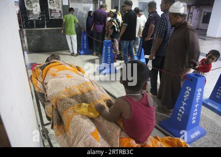 I pazienti affetti da febbre dengue sono stati curati all'interno della sezione di ricovero degli ospedali generali Mugdha a Dacca, Bangladesh, il 21 luglio 2023. A le Foto Stock