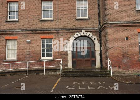 Il sito dell'ex Royal Navy Hospital, Haslar, è oggetto di una riqualificazione di 150 milioni di sterline. La maggior parte degli edifici sul sito sono elencati di grado 2 e sono stati costruiti in epoca vittoriana ed edoardiana. Questa fotografia mostra la porta ad arco della vecchia area ricevimento. Foto Stock