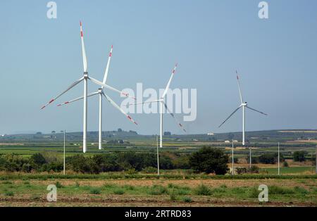 Turbine eoliche nella campagna del sud Italia. Foto Stock