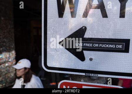 Seattle, Stati Uniti. 8 luglio 2023. Un segnale a senso unico a Post Alley. Foto Stock