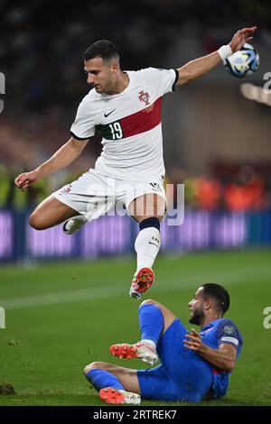 BRATISLAVA, SLOVACCHIA - 8 SETTEMBRE: David Hancko della Slovacchia e Diogo Dalot del Portogallo in azione durante la partita di qualificazione A UEFA EURO 2024 Foto Stock