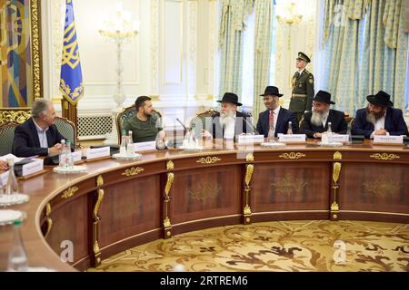 Kiev, Ucraina. 14 settembre 2023. Il presidente ucraino Volodymyr Zelenskyy, seconda sinistra, ascolta il rabbino capo di Dnipro Shmuel Kaminetsky, centro, durante un incontro con i rappresentanti del clero ebraico al Palazzo Mariinskyi, 14 settembre 2023 a Kiev, Ucraina. Credito: Ucraina Presidenza/Ufficio stampa presidenziale ucraino/Alamy Live News Foto Stock