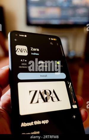 Madrid, Spagna: 09 12 2023: Mano che tiene uno smartphone con l'applicazione Zara Foto Stock