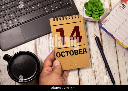 Ottobre 14 data del calendario testo su blocchi di legno con spazio di copia per idee o testo. Copiare il concetto di spazio e calendario Foto Stock
