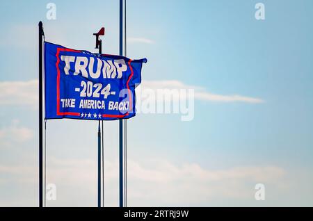 Una bandiera di Trump 2024 vola in un molo di Coden Beach, 11 settembre 2023, a Coden, Alabama. La bandiera include lo slogan, "Take America Back". Foto Stock