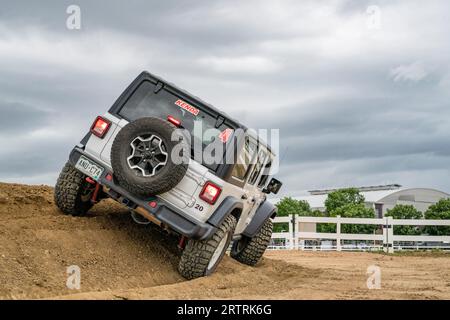 Loveland, CO, USA - 25 agosto 2023: Jeep Wrangler, modello Rubicon, su un percorso di addestramento fuoristrada Foto Stock