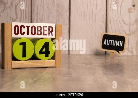 Ottobre 14 data del calendario testo su blocchi di legno con spazio di copia per idee o testo. Copiare il concetto di spazio e calendario Foto Stock