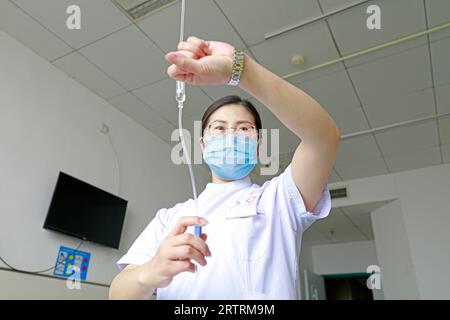 Contea di Luannan - 11 maggio 2018: Gli infermieri regolano la velocità dell'infusione, Contea di Luannan, Hebei, Cina Foto Stock