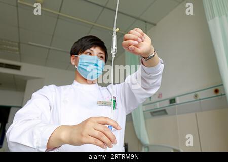 Contea di Luannan - 11 maggio 2018: Gli infermieri regolano la velocità dell'infusione, Contea di Luannan, Hebei, Cina Foto Stock