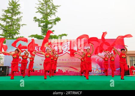 Contea di Luannan - 11 maggio 2018: Spettacolo di danza sul palco, Contea di Luannan, Hebei, Cina Foto Stock